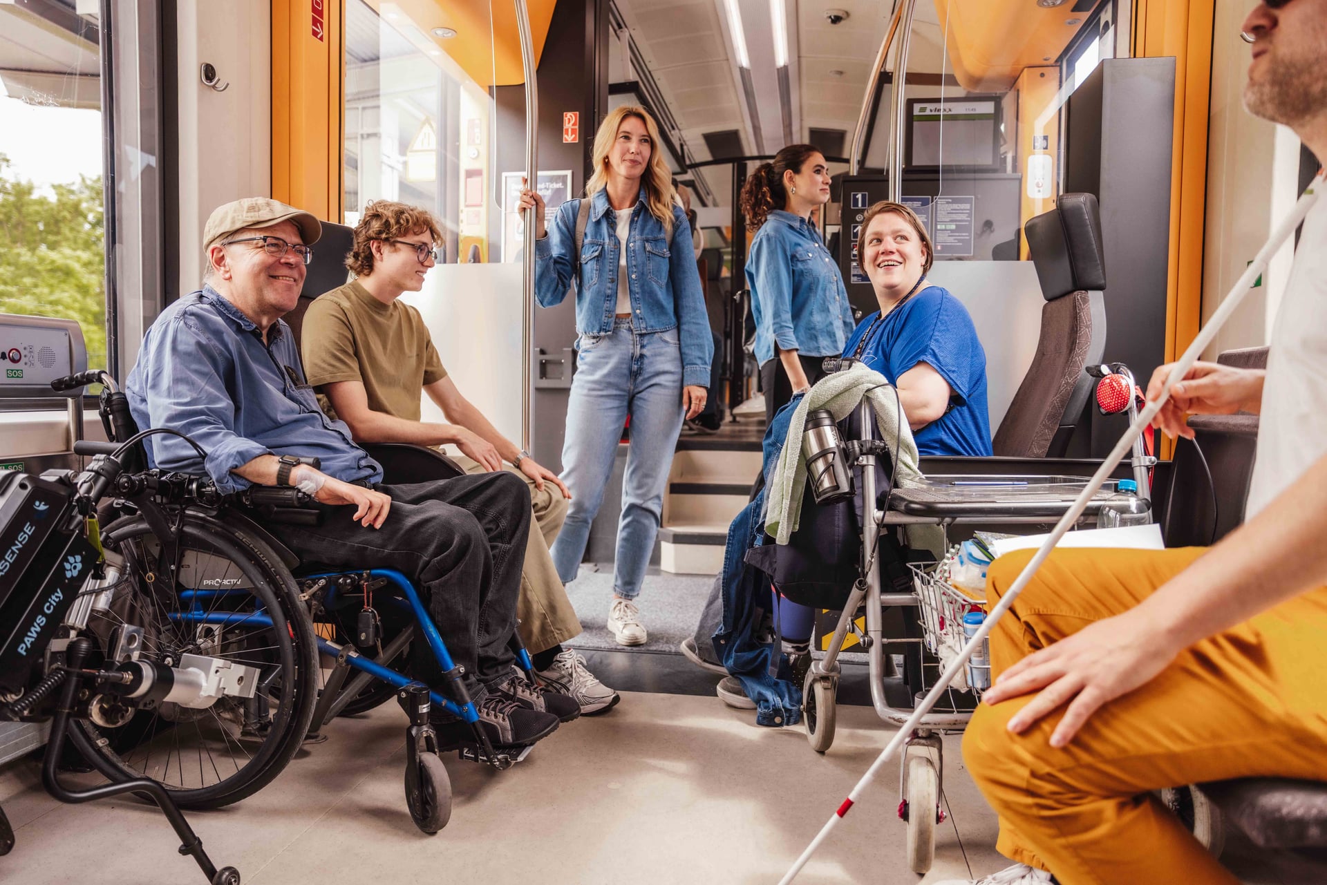 Verschiedene Fahrgäste im Zug