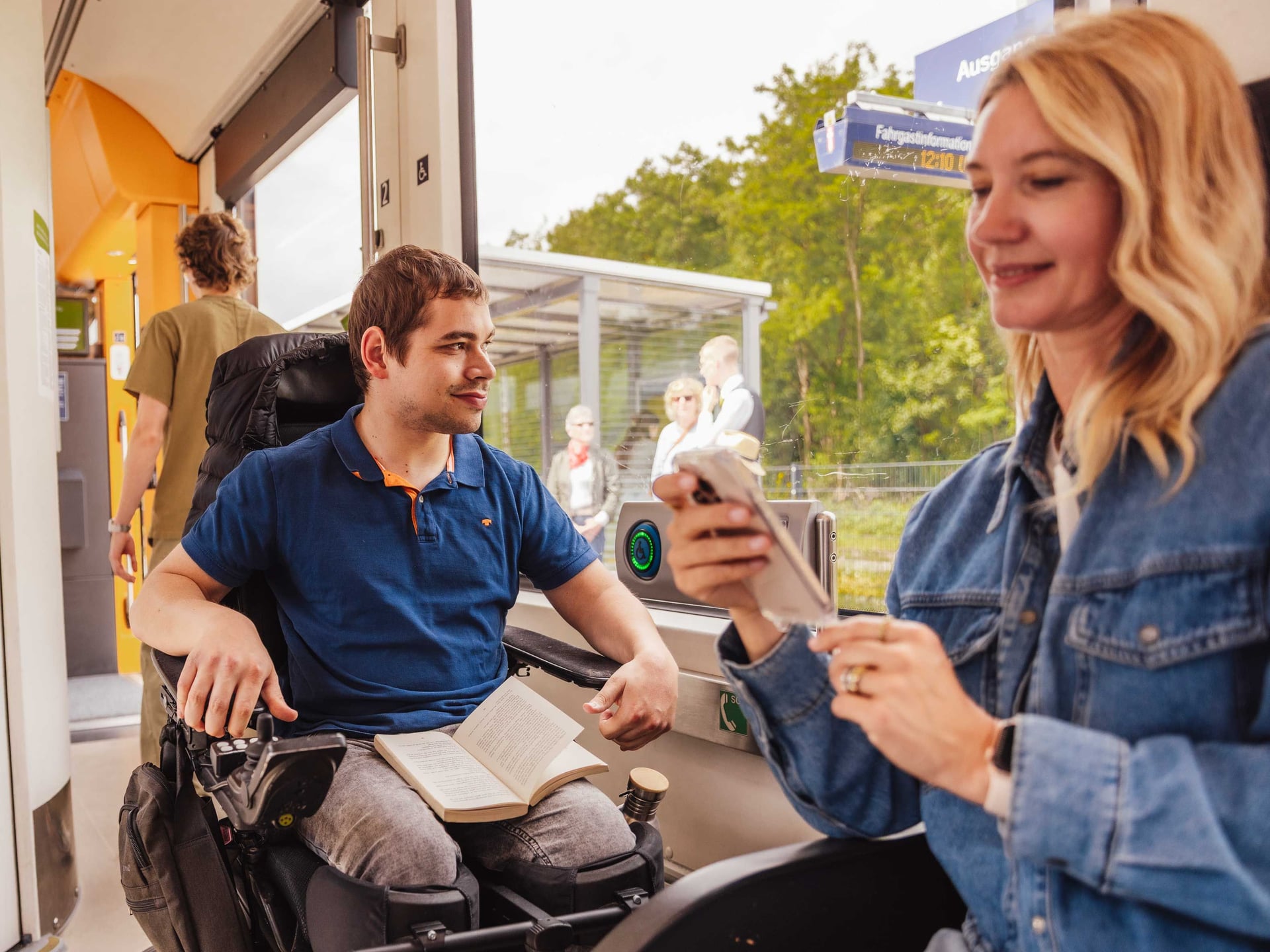 Personen mit Behinderung sitzen im Zug