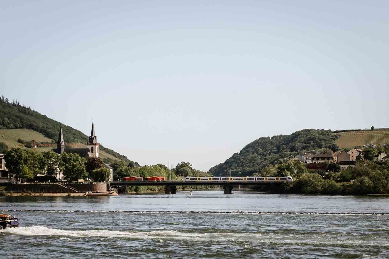 Mittelrheinbahn auf einer Brücke.