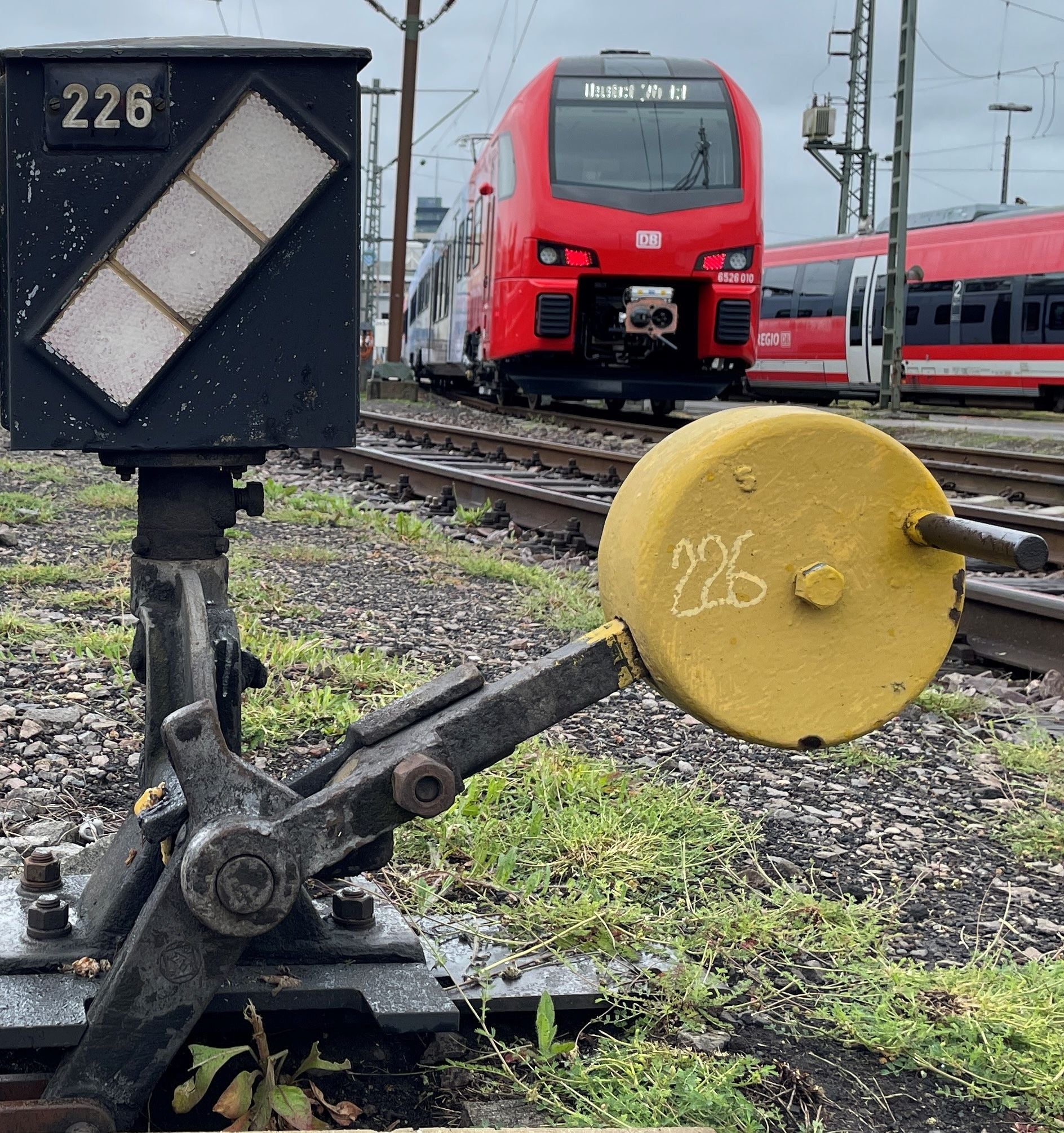 Die Weichen gestellt: Erste Fahrzeuge im Werk Kaiserslautern eingetroffen