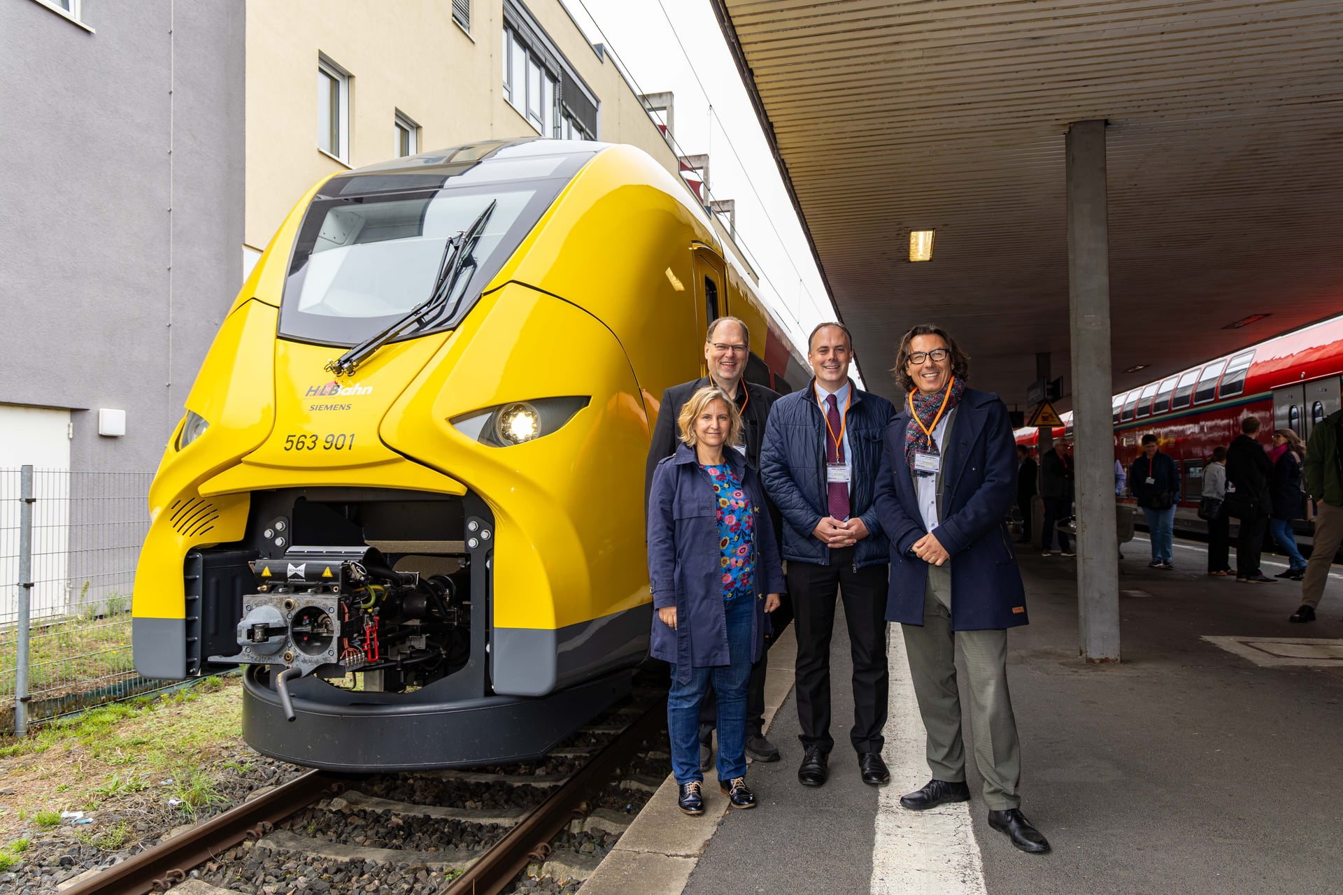 Teilnehmer bei der Sonderfahrt des Akku-Zugs