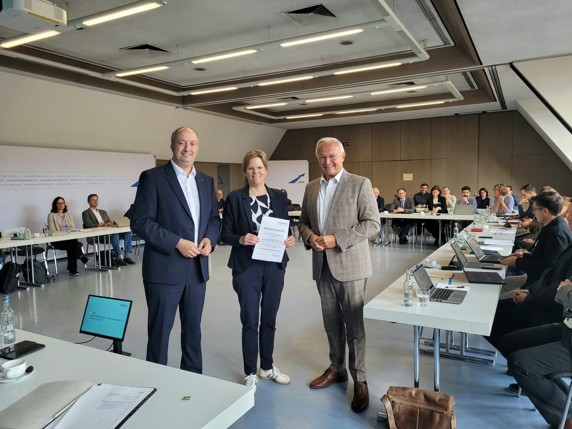 Staatssekretär Markus Wolf (links) und Verbandsvorsteher Achim Hallerbach (rechts) gratulieren Julia Gieseking zur Wahl.