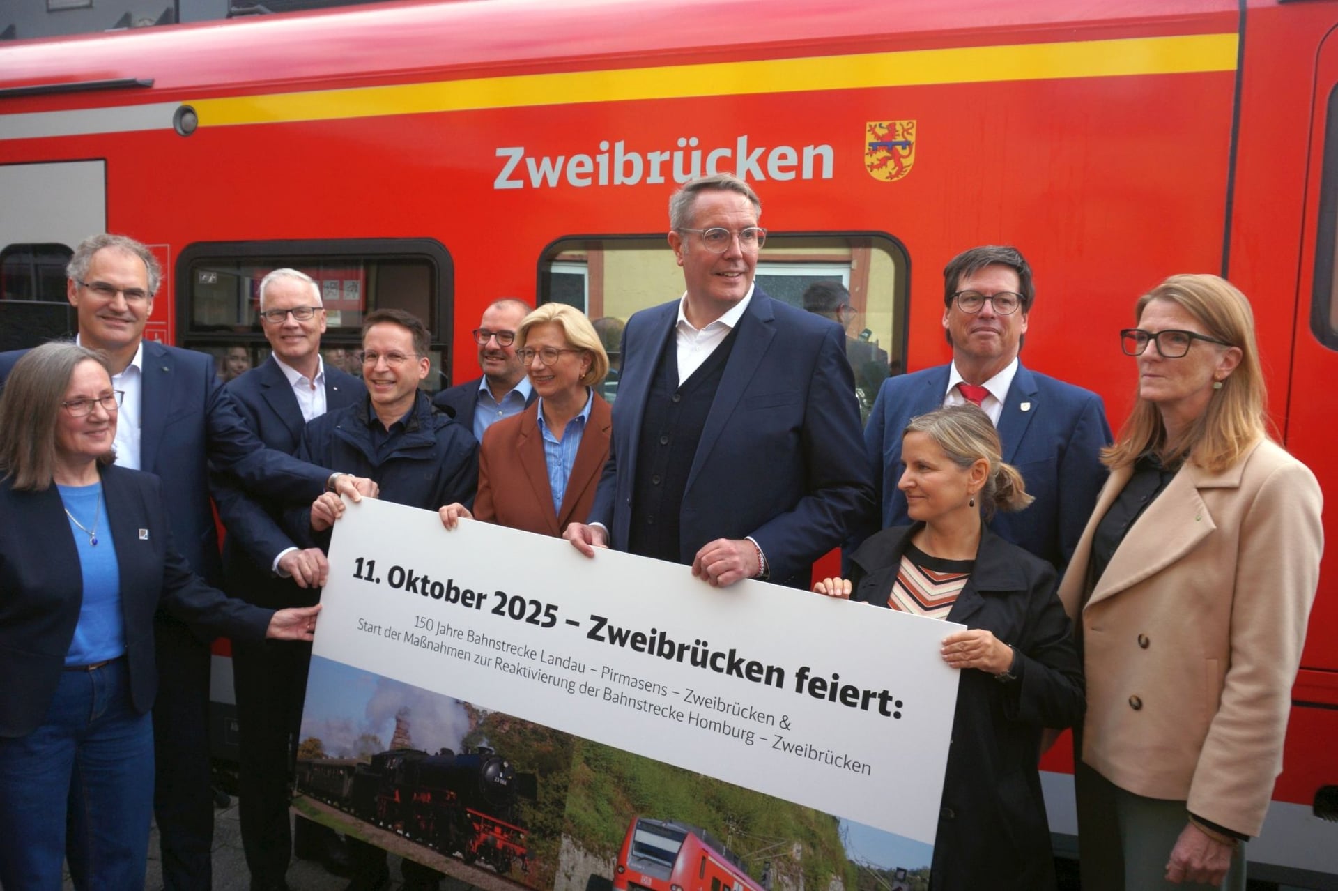 Teilnehmer der S-Bahn Taufe vor der S-Bahn