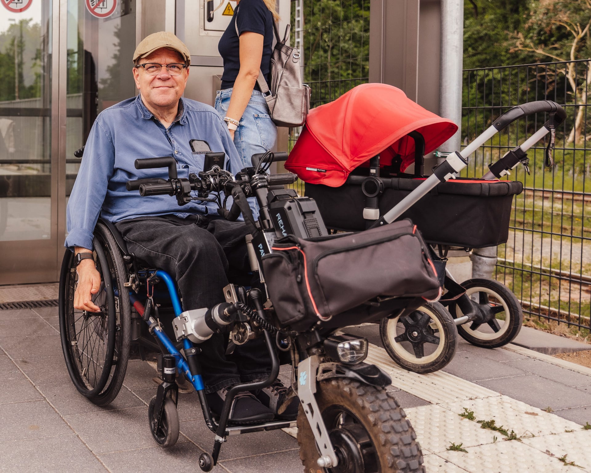Matthias Rösch im Handbike vor einem Aufzug