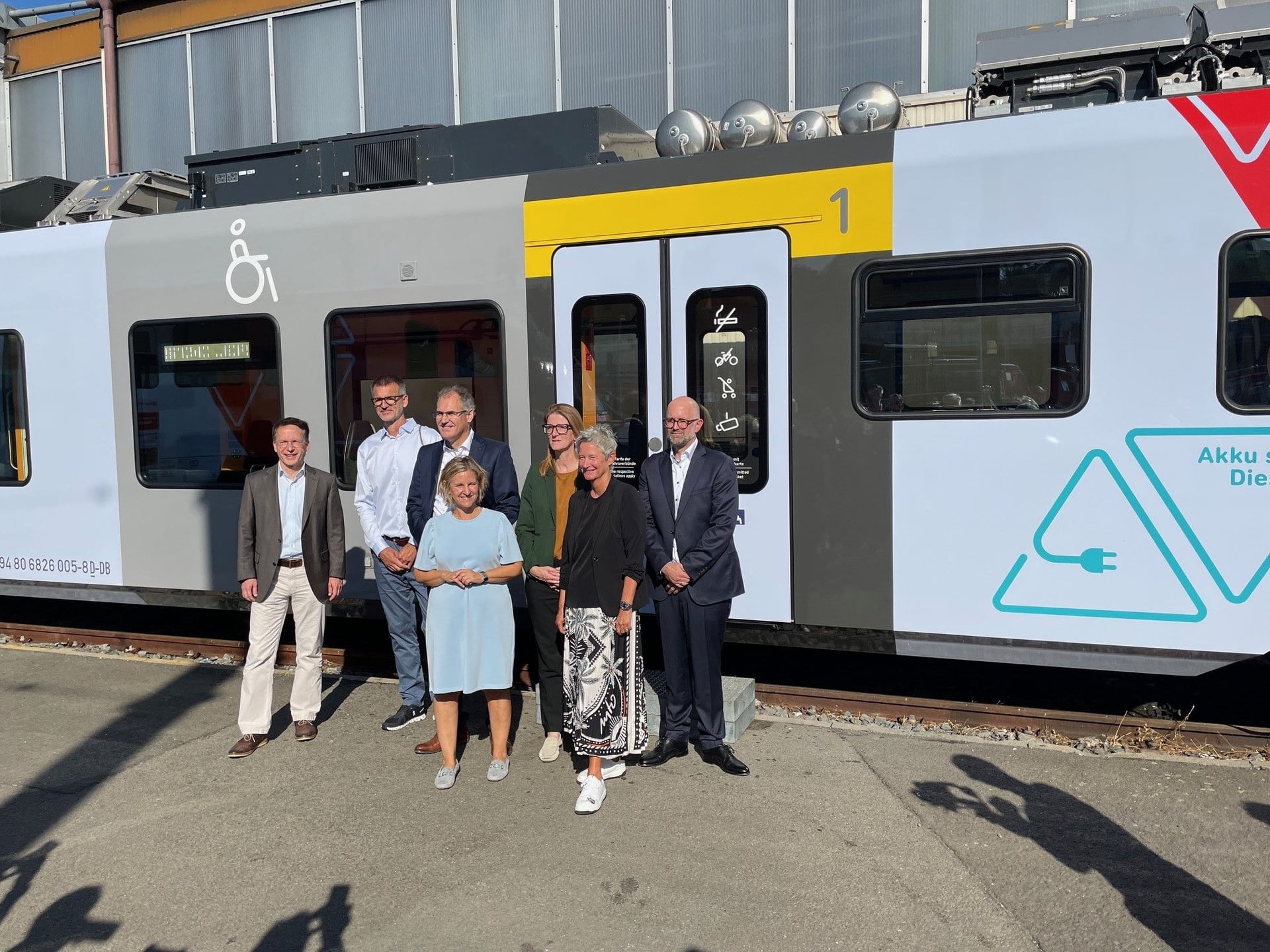 die Teilnehmer:innen der Talkrunde freuen sich auf die Besichtigung des Zuges